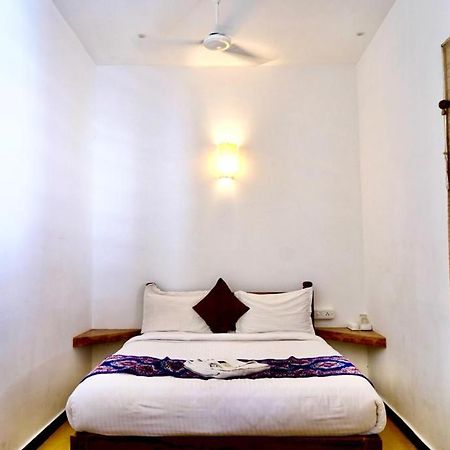 French Rivera Guest House ปอนดิเชอรี ภายนอก รูปภาพ